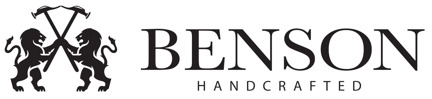 logo benson shoes avec deux lions héraldiques tenant deux marteaux 